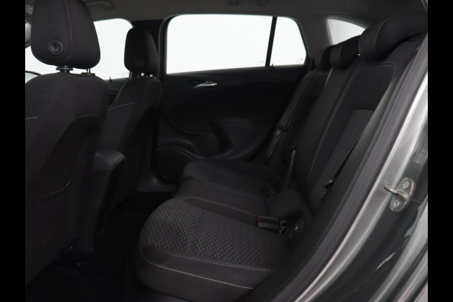 Opel Astra 1.6 CDTI Online Edition | Trekhaak | Carplay | Navigatie | Climate control | Comfortstoelen | 18'' | Parkeerhulp | Cruise control | Bluetooth