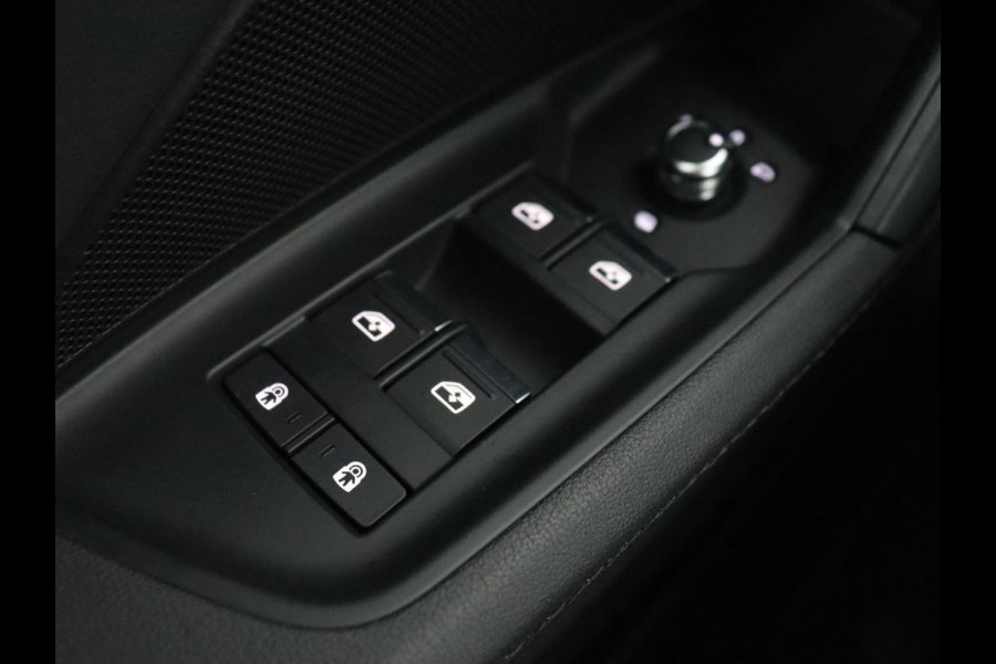 Audi A3 35 TFSI S edition | Carplay | Sportstoelen | Full LED | Navigatie | Half leder | Virtual Cockpit | Climate control | Parkeerhulp | Cruise control | Bluetooth | DAB | Sportstuur