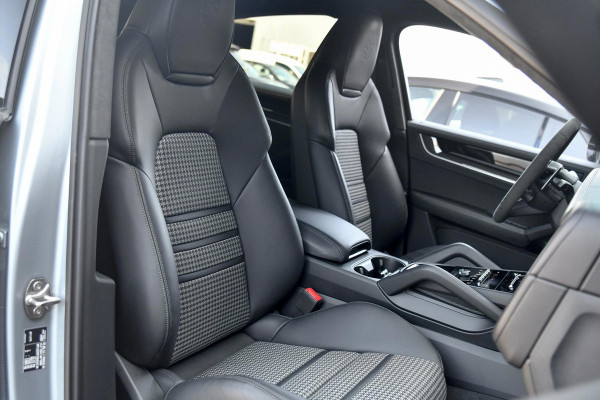 Porsche Cayenne Coupé 3.0 E-Hybrid. GT Pakket. Carbon, Leder, Softcl, Luchtv, BTW, ACC, 360, 18 Weg, Trekh, Bose, Keyless, Stuurvw