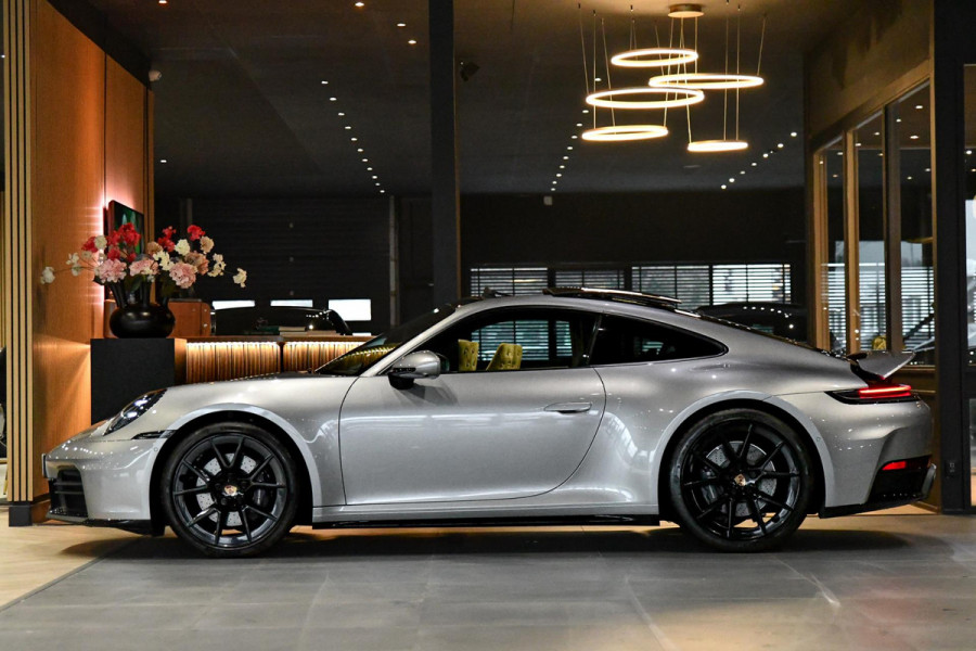 Porsche 911 3.0 Carrera MY25. BTW. Sport Design, Chrono, Lift, Pano, SportUitl, Leder, HD-Matrix, 14 Weg, Koeling, 360, ACC, Bose!