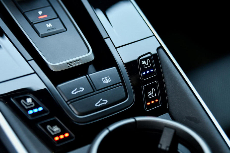 Porsche 911 3.0 Carrera MY25. BTW. Sport Design, Chrono, Lift, Pano, SportUitl, Leder, HD-Matrix, 14 Weg, Koeling, 360, ACC, Bose!