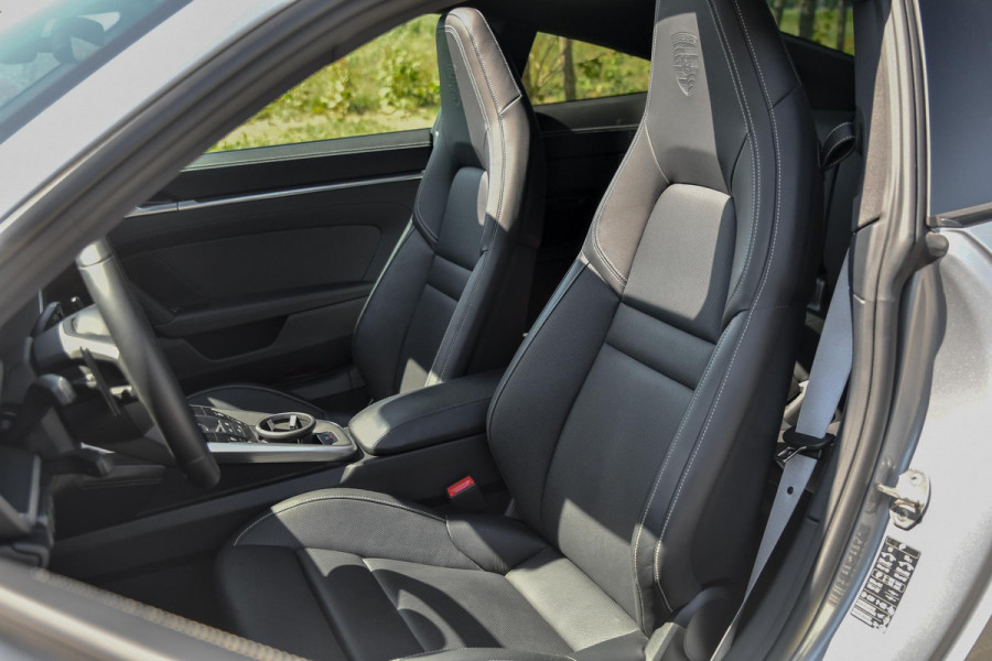 Porsche 911 3.0 Carrera MY25. BTW. Sport Design, Chrono, Lift, Pano, SportUitl, Leder, HD-Matrix, 14 Weg, Koeling, 360, ACC, Bose!