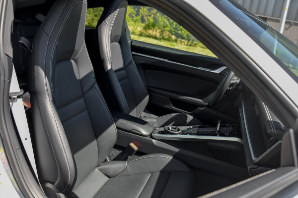 Porsche 911 3.0 Carrera MY25. BTW. Sport Design, Chrono, Lift, Pano, SportUitl, Leder, HD-Matrix, 14 Weg, Koeling, 360, ACC, Bose!