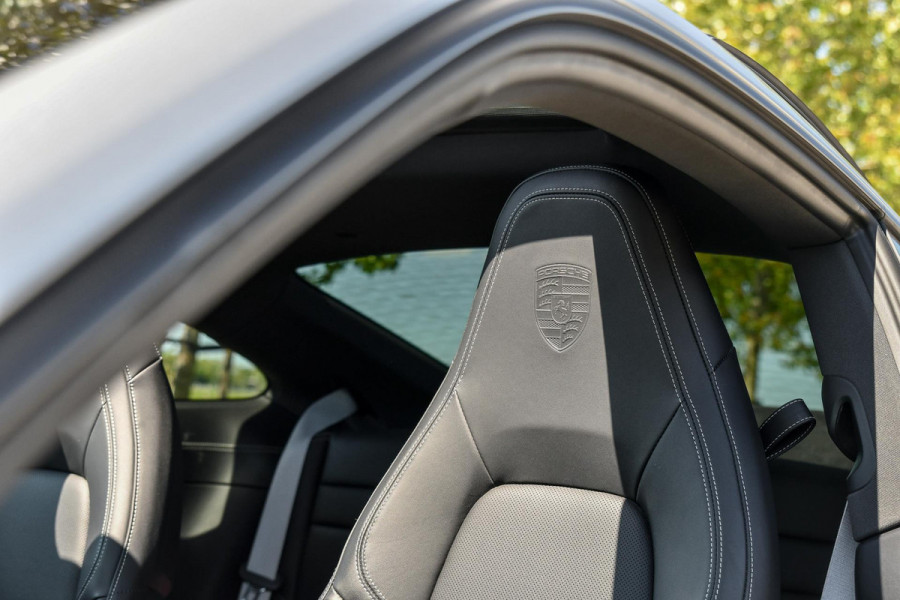 Porsche 911 3.0 Carrera MY25. BTW. Sport Design, Chrono, Lift, Pano, SportUitl, Leder, HD-Matrix, 14 Weg, Koeling, 360, ACC, Bose!