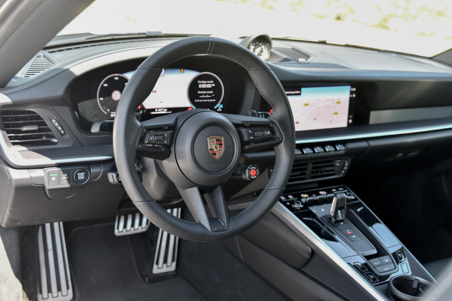 Porsche 911 3.0 Carrera MY25. BTW. Sport Design, Chrono, Lift, Pano, SportUitl, Leder, HD-Matrix, 14 Weg, Koeling, 360, ACC, Bose!