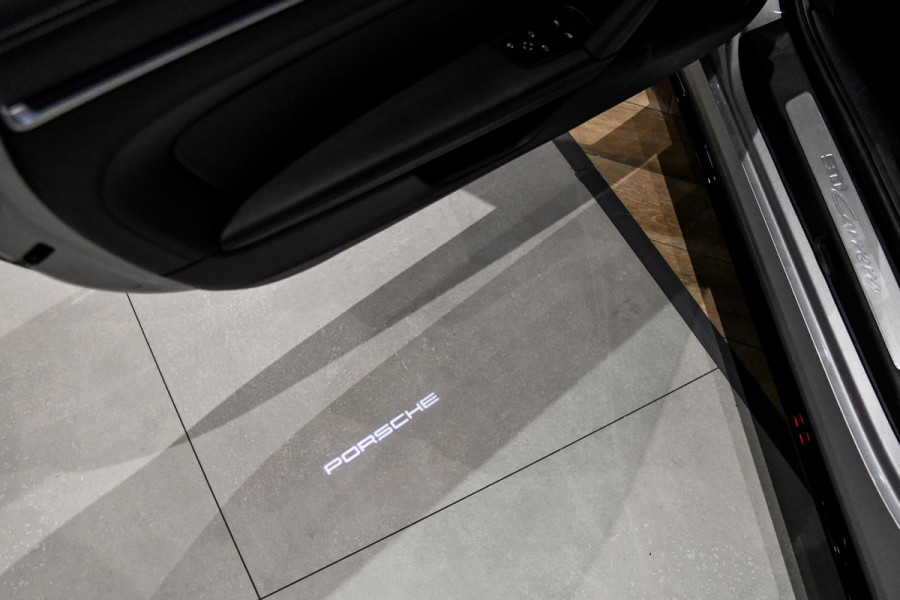 Porsche 911 3.0 Carrera MY25. BTW. Sport Design, Chrono, Lift, Pano, SportUitl, Leder, HD-Matrix, 14 Weg, Koeling, 360, ACC, Bose!