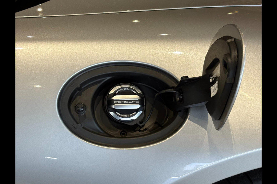 Porsche 911 3.0 Carrera MY25. BTW. Sport Design, Chrono, Lift, Pano, SportUitl, Leder, HD-Matrix, 14 Weg, Koeling, 360, ACC, Bose!