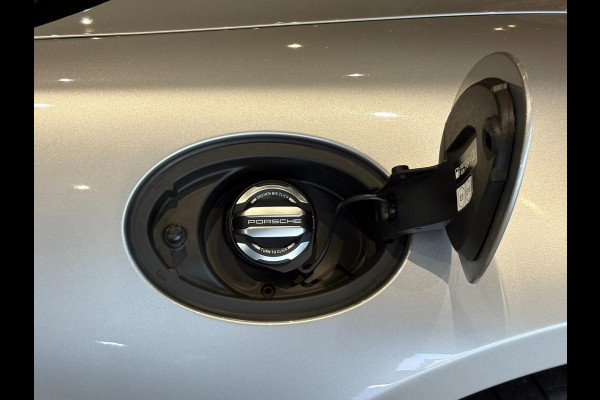 Porsche 911 3.0 Carrera MY25. BTW. Sport Design, Chrono, Lift, Pano, SportUitl, Leder, HD-Matrix, 14 Weg, Koeling, 360, ACC, Bose!