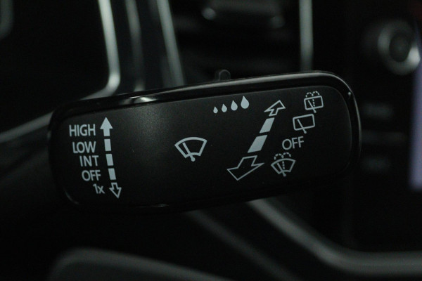 Volkswagen T-Roc 1.5 TSI Sport Business R (DIGITALE COCKPIT, STOELVERWARMING, NAVIGATIE, CRUISE ADAPTIEF, PARKEERSENSOREN)