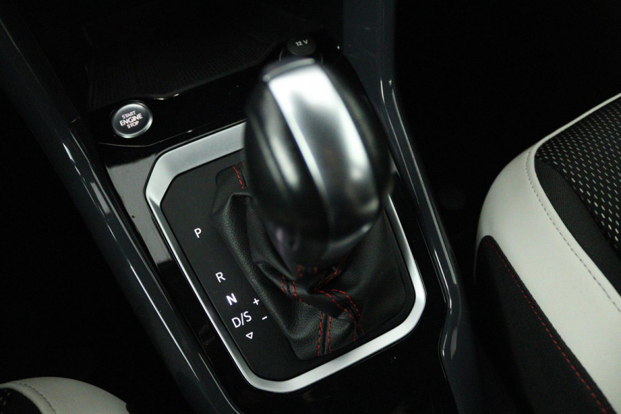 Volkswagen T-Roc 1.5 TSI Sport Business R (DIGITALE COCKPIT, STOELVERWARMING, NAVIGATIE, CRUISE ADAPTIEF, PARKEERSENSOREN)