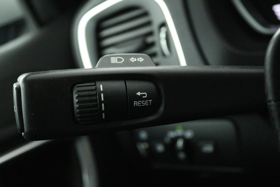 Volvo V40 1.5 T3 Polar+ Sport (TREKHAAK, STOELVERWARMING, ACHTERUITRIJCAMERA, AUTOMAAT, NAVIGATIE, PARKEERSENSOREN)