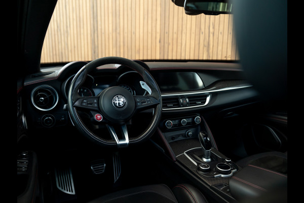 Alfa Romeo Stelvio 2.9 V6 AWD Quadrifoglio | Adapt. cruise | Veel carbon! | Pano-dak | Harman/Kardon | NL-auto