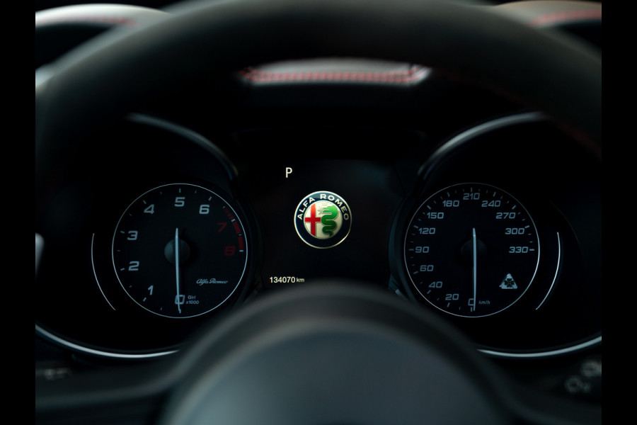 Alfa Romeo Stelvio 2.9 V6 AWD Quadrifoglio | Adapt. cruise | Veel carbon! | Pano-dak | Harman/Kardon | NL-auto