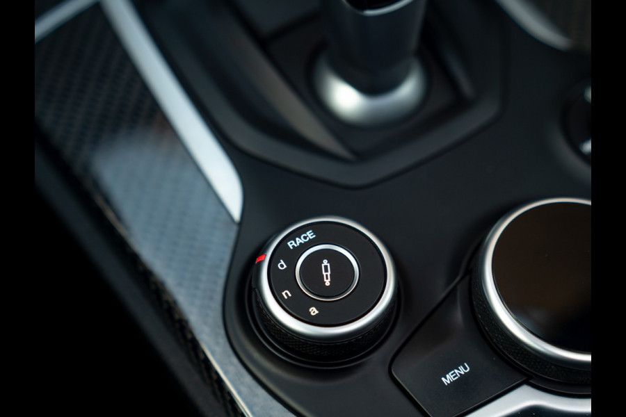 Alfa Romeo Stelvio 2.9 V6 AWD Quadrifoglio | Adapt. cruise | Veel carbon! | Pano-dak | Harman/Kardon | NL-auto