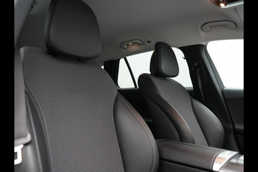 Mercedes-Benz C-Klasse Estate 300 e Avantgarde Plug In Hybrid 313pk Dealer O.H. PHEV | Trekhaak Af Fabriek | Camera | Night Pakket | Sportstoelen Verwarmd | Apple Carplay | Sfeerverlichting | Navigatie | Virtual | DAB |