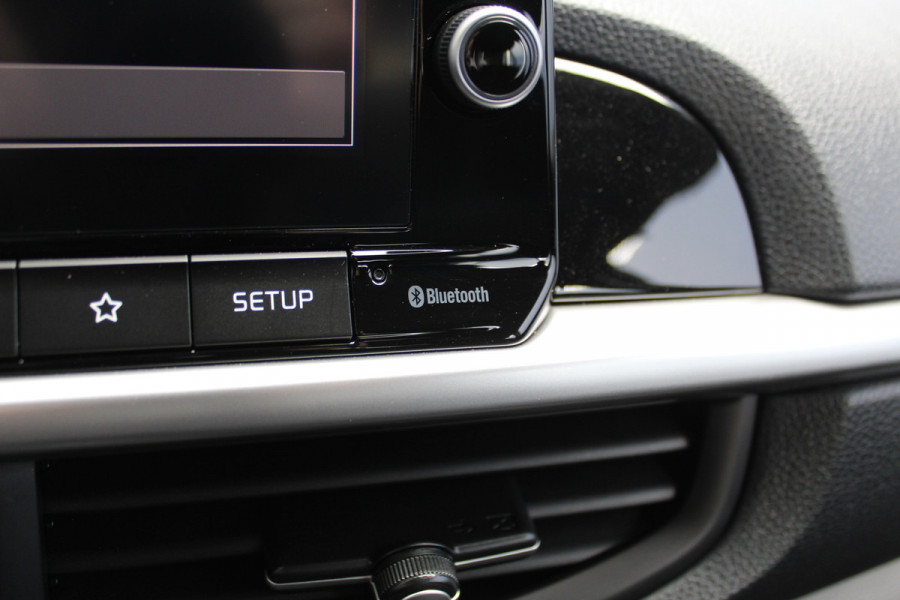 Kia Picanto 1.0-67pk DPi DynamicLine. Kwalitatief erg goed wagen voor jaren zorgeloos rijplezier! Airco, metallic lak, camera, cruise control, elektr. ramen v+a, Android auto/Apple carplay, DAB radio, USB aansl., LM wielen etc