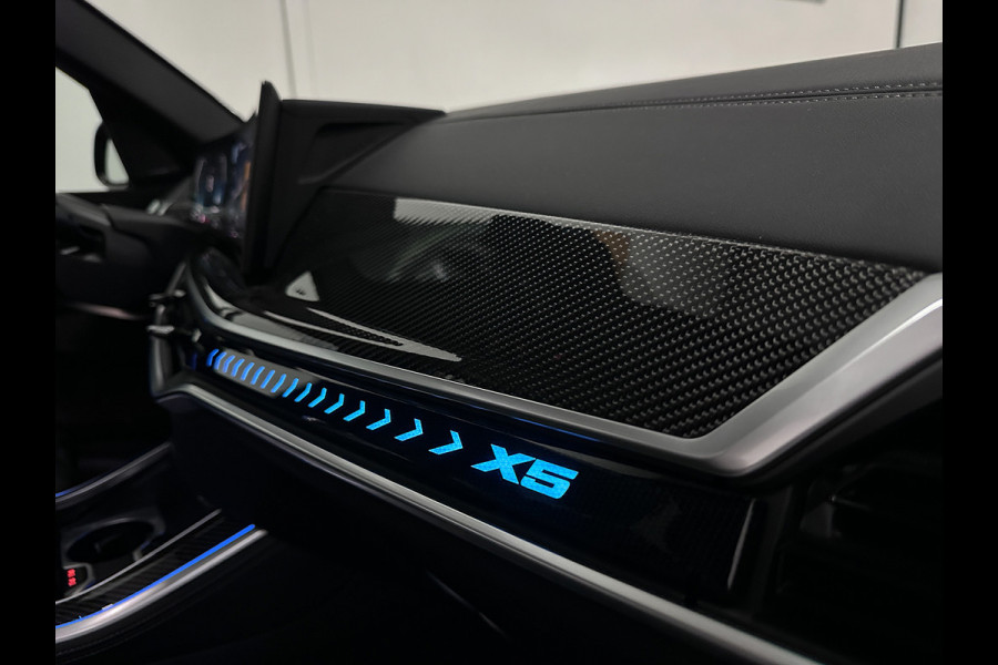 BMW X5 50e M-Pro Performance | M-Seats | M-Uitlaat | 360 Camera | ACC | Carbon | Indiv. Leder | Head-Up | Harman-Kardon | Keyless-Entry | 22'' | Trekhaak | Stoelventilatie | Iconic-Glow | M-Gordels | Zonwering | Stoelverwarming V+A | Rij-Assistent Pro |  Memory | Glaspook | Beker-Clima | Carplay | Draadloos Laden |
