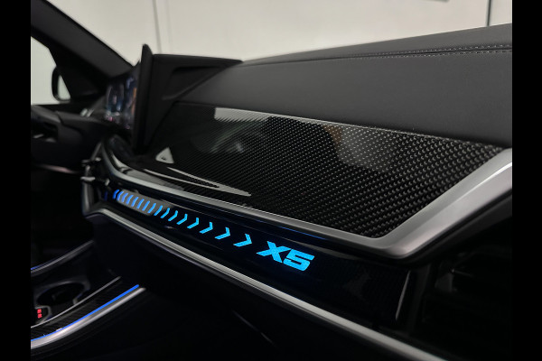 BMW X5 50e M-Pro Performance | M-Seats | M-Uitlaat | 360 Camera | ACC | Carbon | Indiv. Leder | Head-Up | Harman-Kardon | Keyless-Entry | 22'' | Trekhaak | Stoelventilatie | Iconic-Glow | M-Gordels | Zonwering | Stoelverwarming V+A | Rij-Assistent Pro |  Memory | Glaspook | Beker-Clima | Carplay | Draadloos Laden |