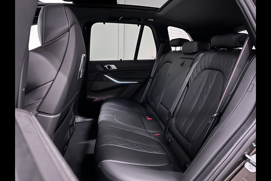 BMW X5 50e M-Pro Performance | M-Seats | M-Uitlaat | 360 Camera | ACC | Carbon | Indiv. Leder | Head-Up | Harman-Kardon | Keyless-Entry | 22'' | Trekhaak | Stoelventilatie | Iconic-Glow | M-Gordels | Zonwering | Stoelverwarming V+A | Rij-Assistent Pro |  Memory | Glaspook | Beker-Clima | Carplay | Draadloos Laden |