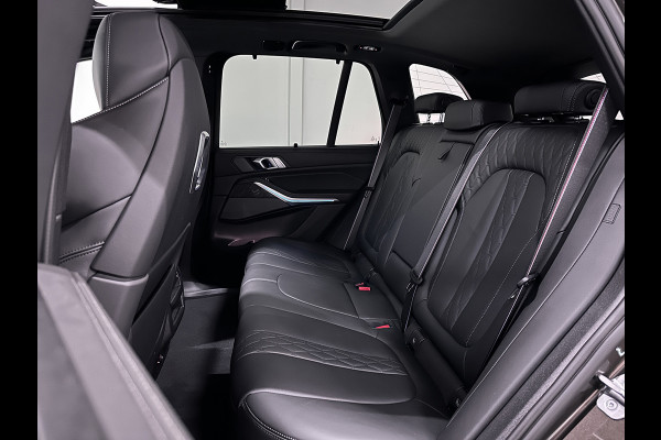 BMW X5 50e M-Pro Performance | M-Seats | M-Uitlaat | 360 Camera | ACC | Carbon | Indiv. Leder | Head-Up | Harman-Kardon | Keyless-Entry | 22'' | Trekhaak | Stoelventilatie | Iconic-Glow | M-Gordels | Zonwering | Stoelverwarming V+A | Rij-Assistent Pro |  Memory | Glaspook | Beker-Clima | Carplay | Draadloos Laden |
