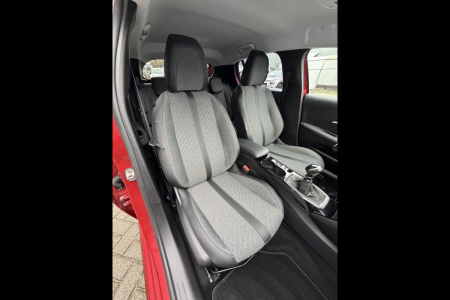 Peugeot 208 100pk Allure Pack (Camera - LED - Automatische Airco - Parkeersensoren V+A - Apple Carplay - Navigatie)