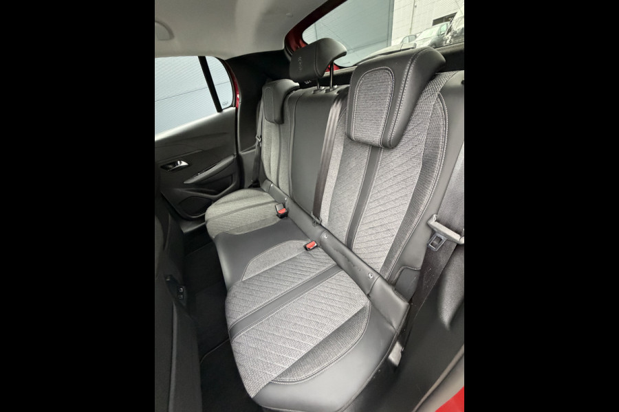 Peugeot 208 100pk Allure Pack (Camera - LED - Automatische Airco - Parkeersensoren V+A - Apple Carplay - Navigatie)