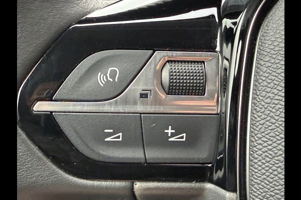Peugeot 208 100pk Allure Pack (Camera - LED - Automatische Airco - Parkeersensoren V+A - Apple Carplay - Navigatie)