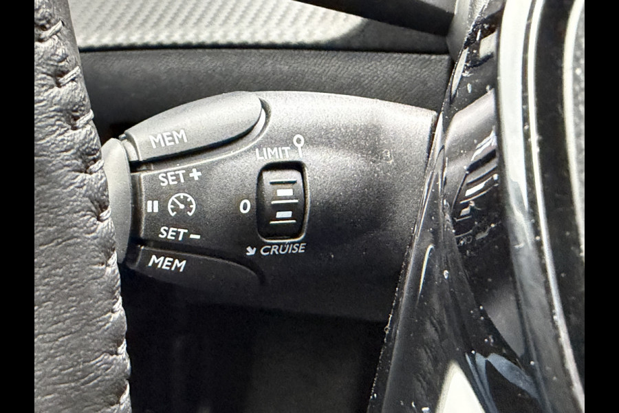 Peugeot 208 100pk Allure Pack (Camera - LED - Automatische Airco - Parkeersensoren V+A - Apple Carplay - Navigatie)