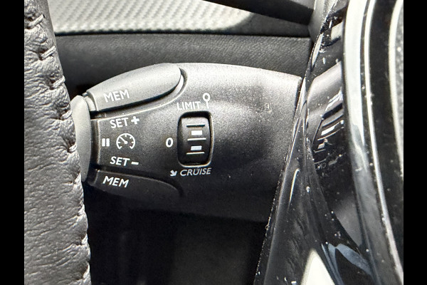 Peugeot 208 100pk Allure Pack (Camera - LED - Automatische Airco - Parkeersensoren V+A - Apple Carplay - Navigatie)