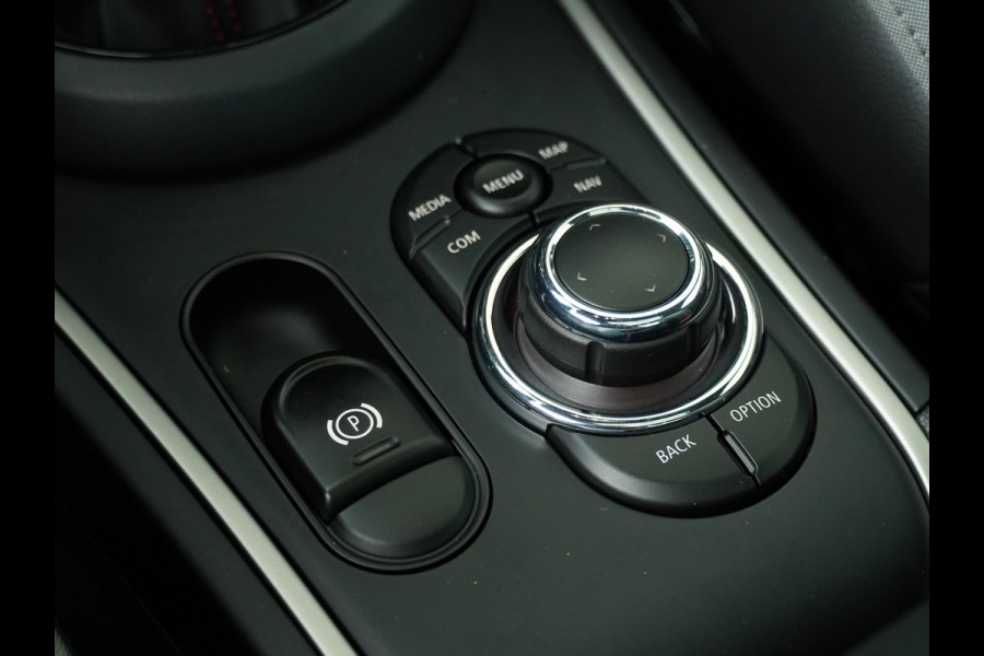 MINI Countryman 2.0 John Cooper Works ALL4 White Silver Edition Automaat - Airco - Apple Carplay/Android Auto - Cruise Control -KeyLess Entry - Panorama Dak - Lederen Bekleding - Voorstoelen Verwarmd - 12 Maanden BOVAG Garantie