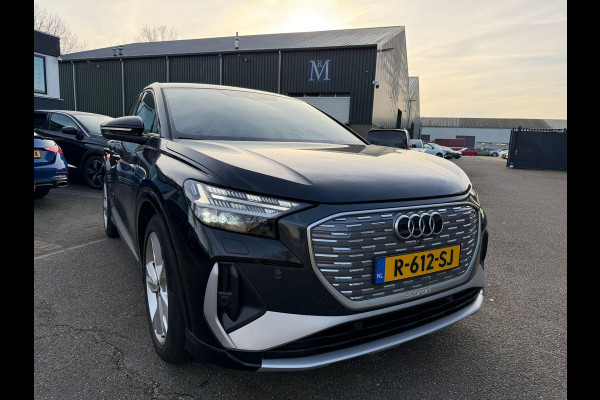 Audi Q4 Sportback e-tron 45 quattro S LINE 77 kWh VAN: 40.900,- VOOR: 37.770,- UW EINDEJAARSVOORDEEL: 3.130,- EURO | HALF LEDER | ELECTR ACHTERKLEP | SONOS AUDIO | CAMERA | ELECTR ACHTERKLEP | RIJKLAARPRIJS!