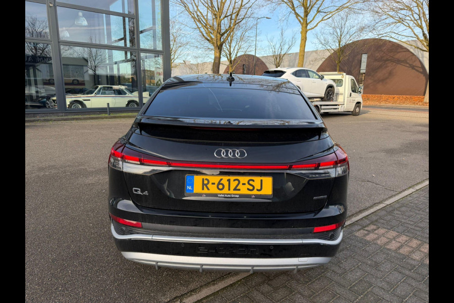 Audi Q4 Sportback e-tron 45 quattro S LINE 77 kWh VAN: 40.900,- VOOR: 37.770,- UW EINDEJAARSVOORDEEL: 3.130,- EURO | HALF LEDER | ELECTR ACHTERKLEP | SONOS AUDIO | CAMERA | ELECTR ACHTERKLEP | RIJKLAARPRIJS!