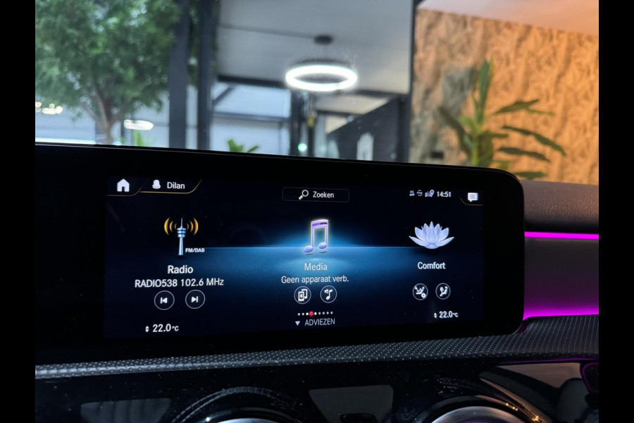 Mercedes-Benz A-Klasse 180 Business Solution AMG Garantie NAP Memory Pano Ambient Carplay Night Cruise Clima Navi Led Dab Rijklaar