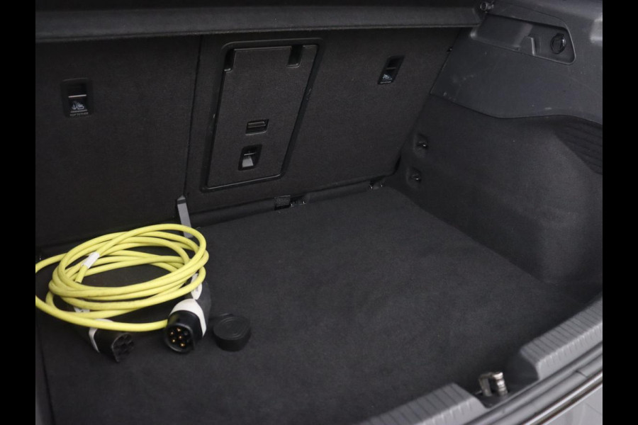 Volkswagen ID.3 First Plus 58 kWh | Stoel & stuurverwarming | Matrix LED | Adaptive cruise | Carplay | Sfeerverlichting | Camera | Navigatie | DAB | Keyless | Parkeerhulp | Climate control