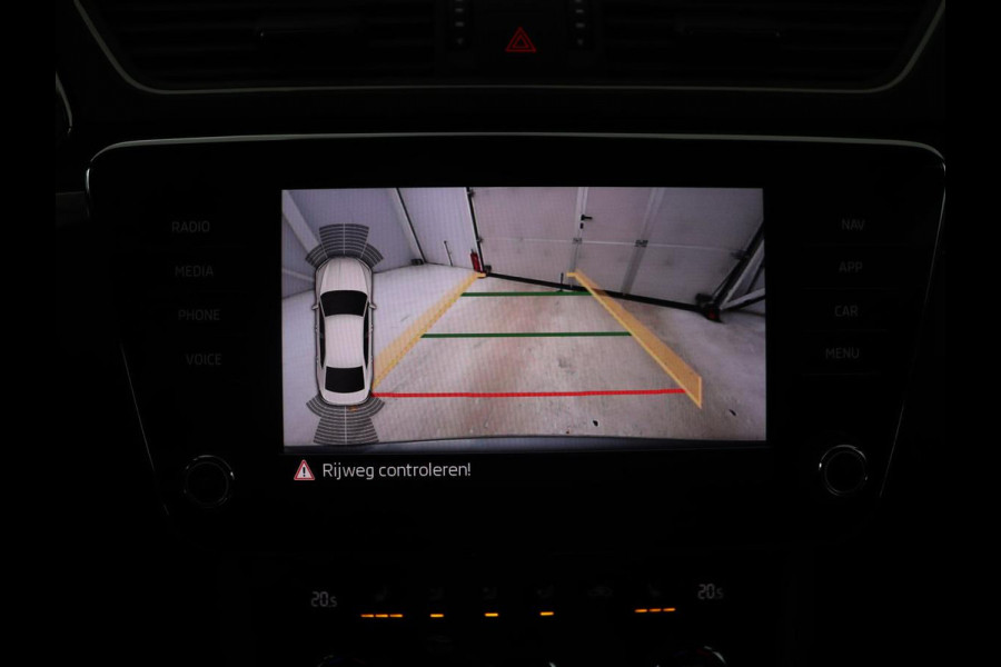 Škoda Superb 2.0 TSI 4x4 Sportline | Leder/Alcantara | Stoelverwarming | Camera | Carplay | Memory | Bi-Xenon | Navigatie | Sportstoelen | Parkeerhulp | Climate control | Bluetooth | Cruise control