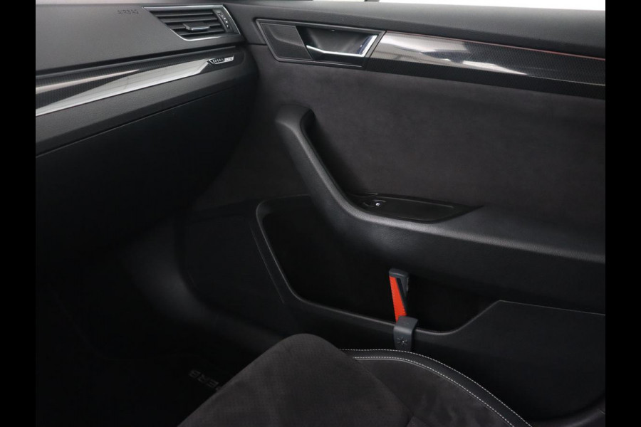 Škoda Superb 2.0 TSI 4x4 Sportline | Leder/Alcantara | Stoelverwarming | Camera | Carplay | Memory | Bi-Xenon | Navigatie | Sportstoelen | Parkeerhulp | Climate control | Bluetooth | Cruise control