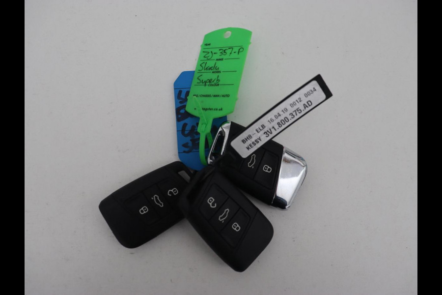 Škoda Superb 2.0 TSI 4x4 Sportline | Leder/Alcantara | Stoelverwarming | Camera | Carplay | Memory | Bi-Xenon | Navigatie | Sportstoelen | Parkeerhulp | Climate control | Bluetooth | Cruise control