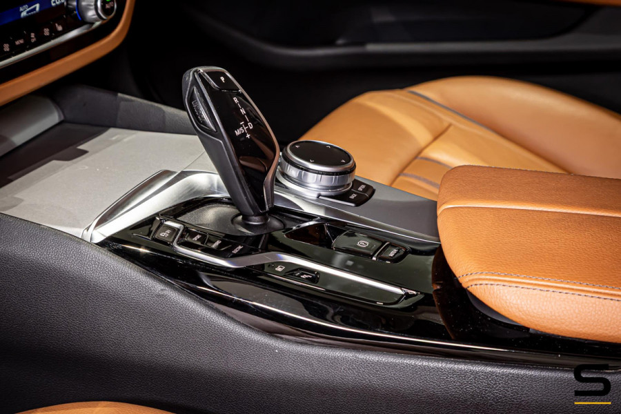 BMW 5 Serie Touring 530e xDrive High Executive|Camera|Dealer