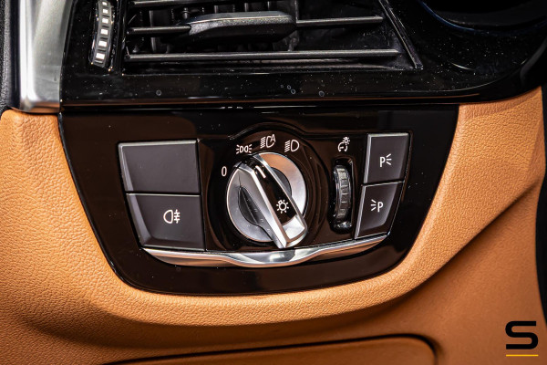 BMW 5 Serie Touring 530e xDrive High Executive|Camera|Dealer