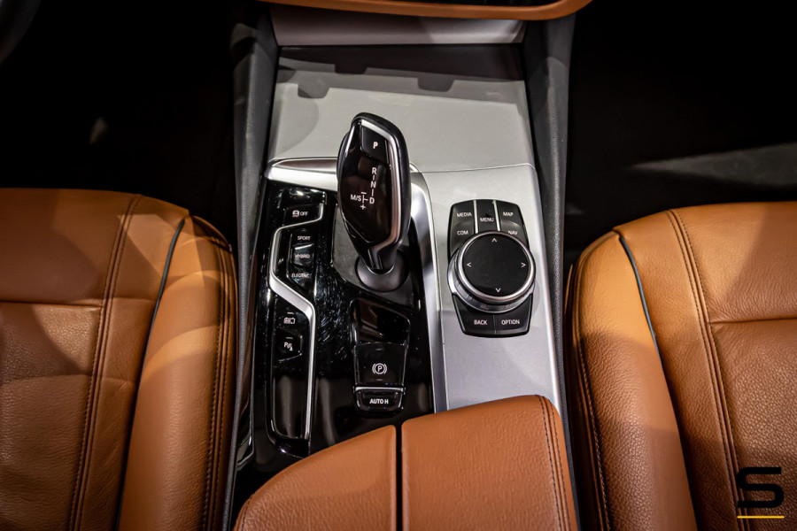 BMW 5 Serie Touring 530e xDrive High Executive|Camera|Dealer