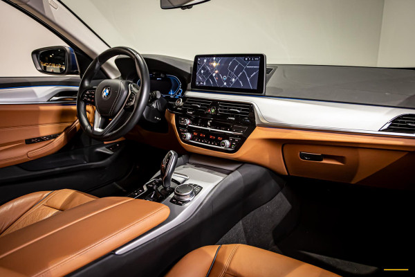 BMW 5 Serie Touring 530e xDrive High Executive|Camera|Dealer