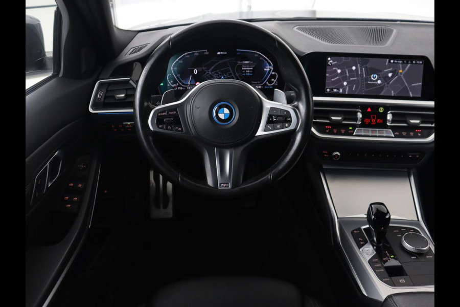 BMW 3-serie 320e M Sport | Leder | Trekhaak | Stoelverwarming | Carplay | Sportstoelen | Laserlicht | Live Cockpit | DAB | Parkeerhulp | Navigatie | Climate control | Bluetooth | Cruise control