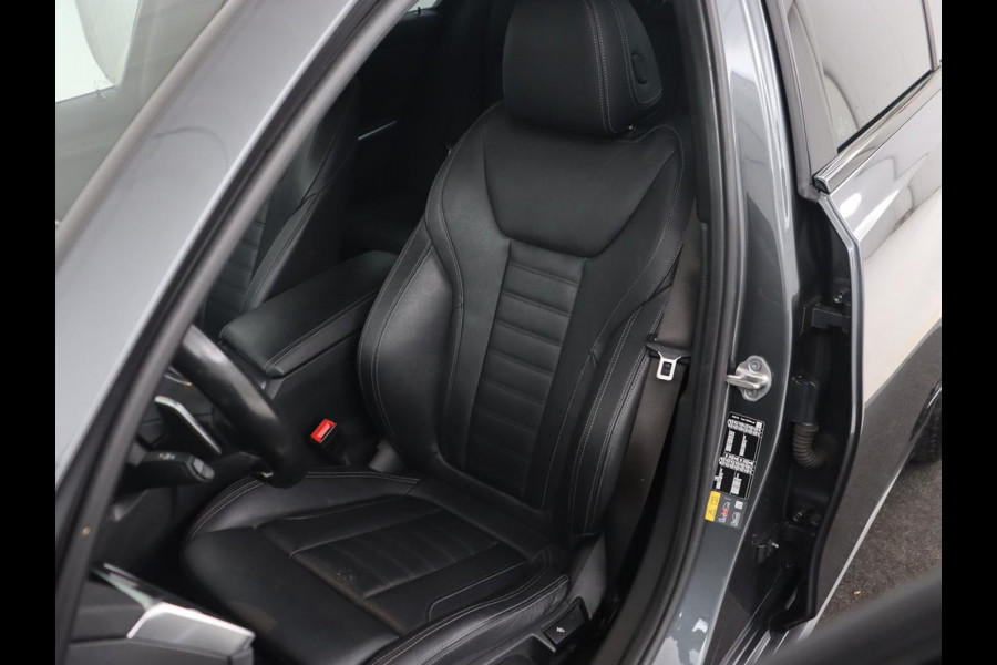 BMW 3-serie 320e M Sport | Leder | Trekhaak | Stoelverwarming | Carplay | Sportstoelen | Laserlicht | Live Cockpit | DAB | Parkeerhulp | Navigatie | Climate control | Bluetooth | Cruise control