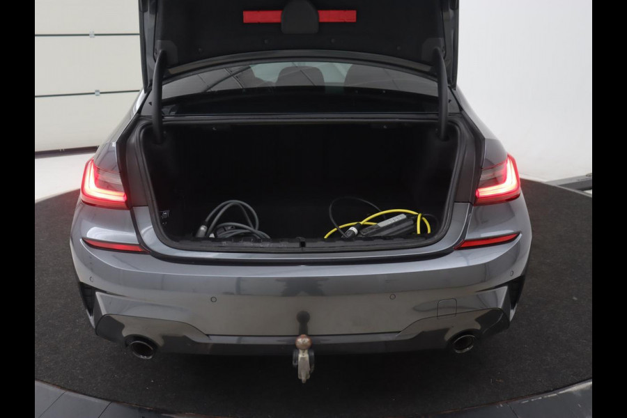 BMW 3-serie 320e M Sport | Leder | Trekhaak | Stoelverwarming | Carplay | Sportstoelen | Laserlicht | Live Cockpit | DAB | Parkeerhulp | Navigatie | Climate control | Bluetooth | Cruise control