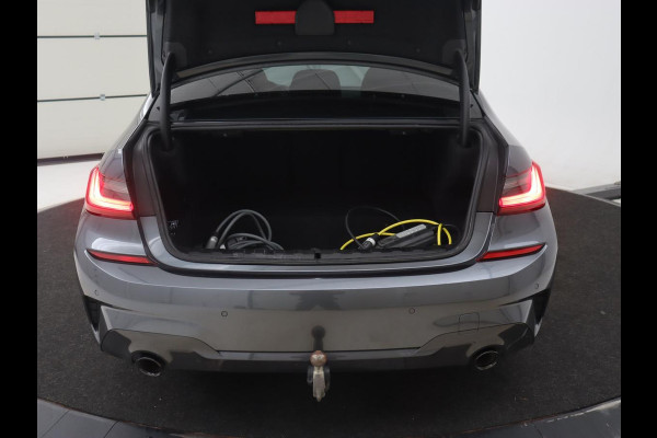 BMW 3-serie 320e M Sport | Leder | Trekhaak | Stoelverwarming | Carplay | Sportstoelen | Laserlicht | Live Cockpit | DAB | Parkeerhulp | Navigatie | Climate control | Bluetooth | Cruise control
