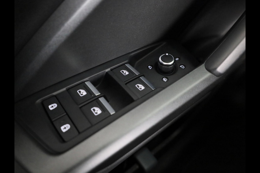 Audi Q3 45 TFSI e S edition 245pk | Navigatie | Stoelverwarming | 19 inch lichtmetalen velgen | 3 spaak afgevlakt stuurwiel