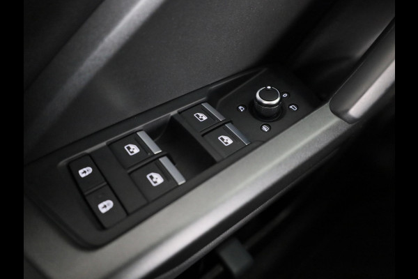 Audi Q3 45 TFSI e S edition 245pk | Navigatie | Stoelverwarming | 19 inch lichtmetalen velgen | 3 spaak afgevlakt stuurwiel