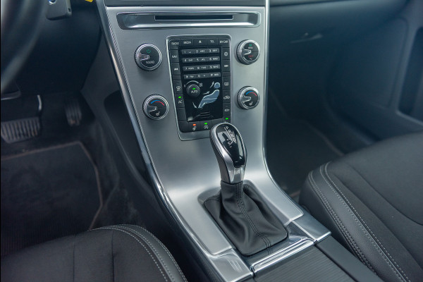 Volvo XC60 D4 Aut. Navigatie Trekhaak Parkeercamera Stoelverwarming 190pk