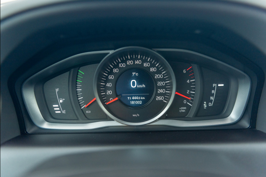 Volvo XC60 D4 Aut. Navigatie Trekhaak Parkeercamera Stoelverwarming 190pk