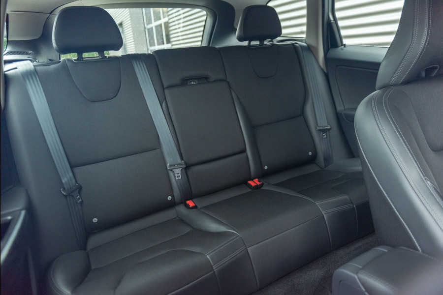 Volvo XC60 D4 Aut. Navigatie Trekhaak Parkeercamera Stoelverwarming 190pk